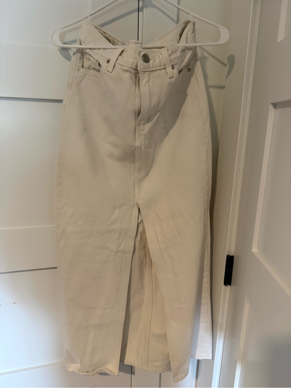 Levi's Cream Straight-Leg Jeans with Front Slit